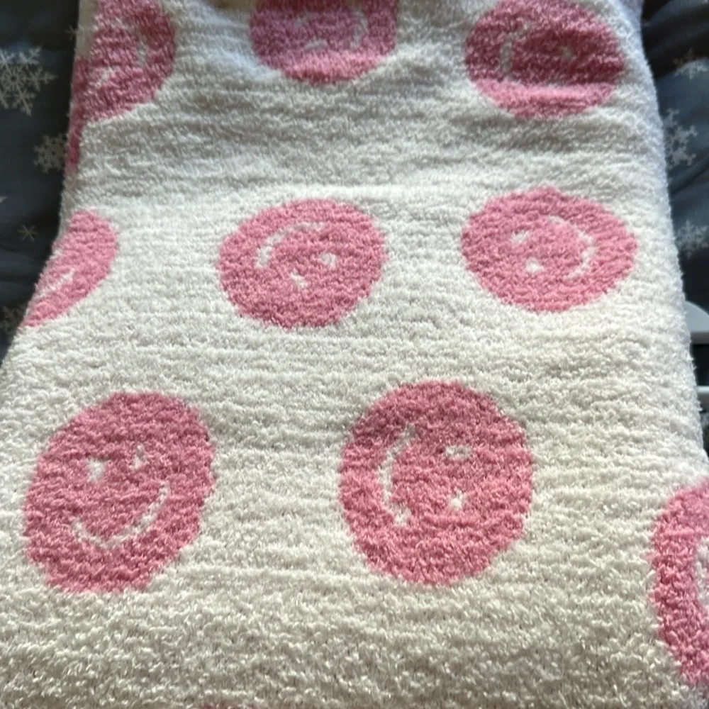 Happy Face Luxury Soft Throw Blanket - Smiley Pink